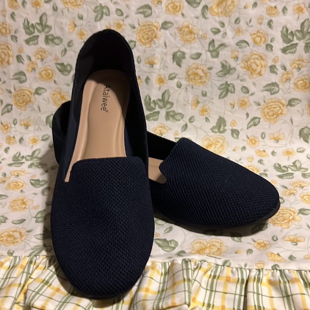 Ataiwee Navy Blue Flats in Size 11.5W